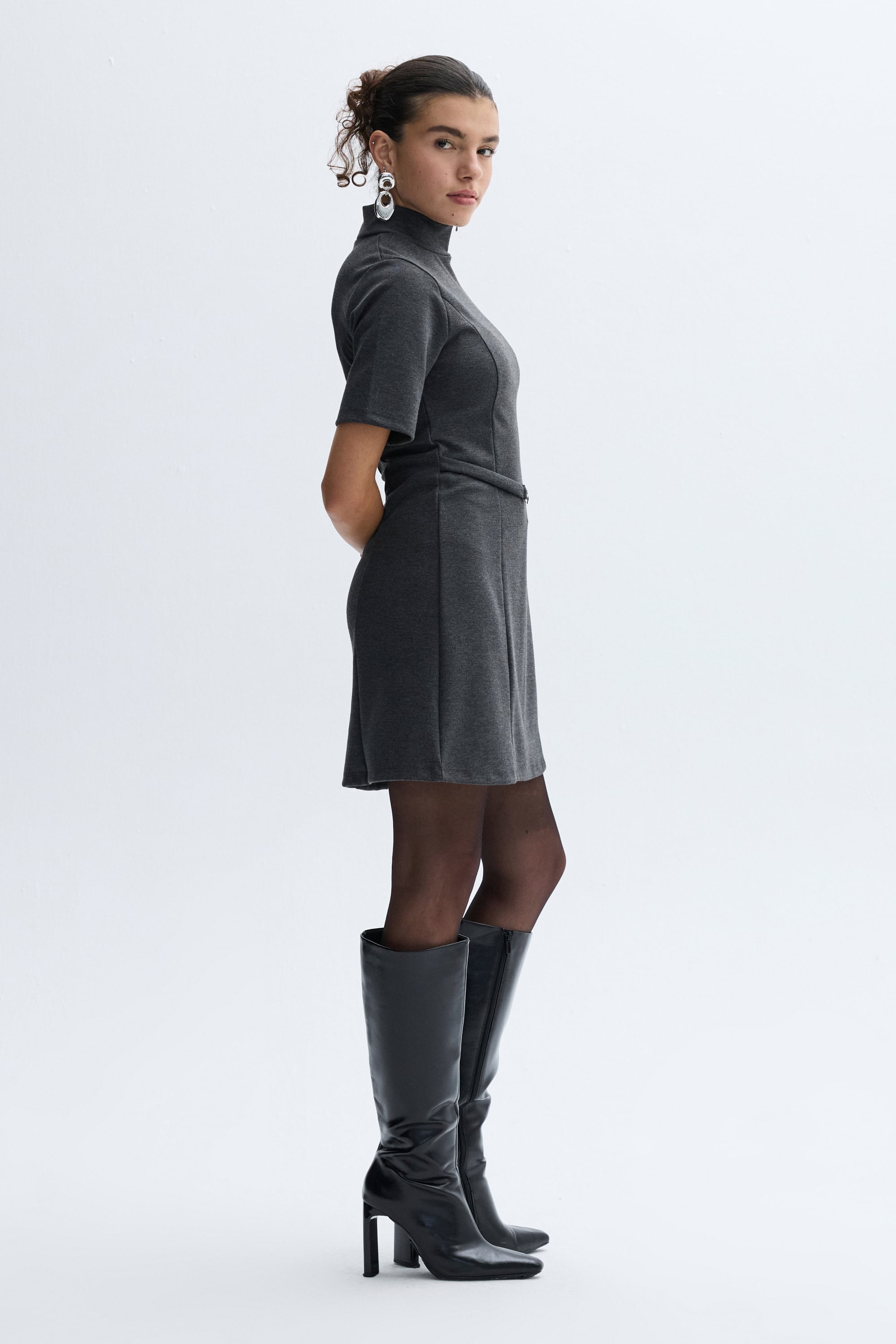 KEMER DETAYLI DİK YAKA KISA KOLLU MİNİ ELBİSE