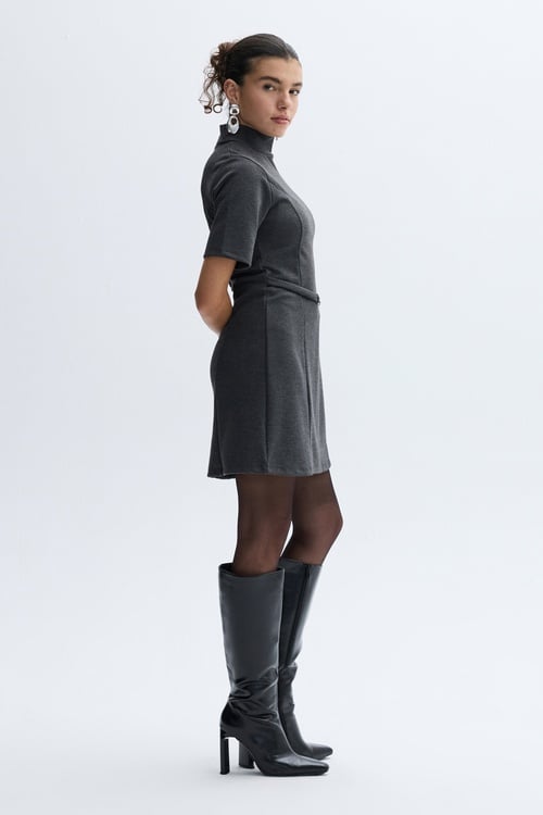 KEMER DETAYLI DİK YAKA KISA KOLLU MİNİ ELBİSE