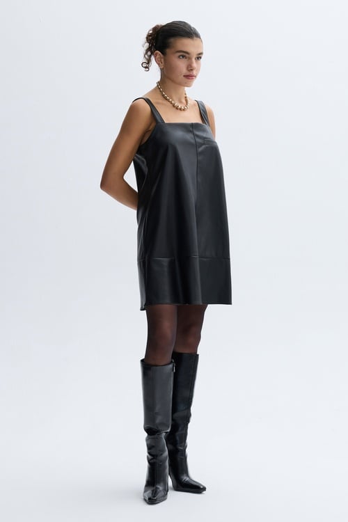 DERİ GÖRÜNÜMLÜ ASKILI MİNİ ELBİSE