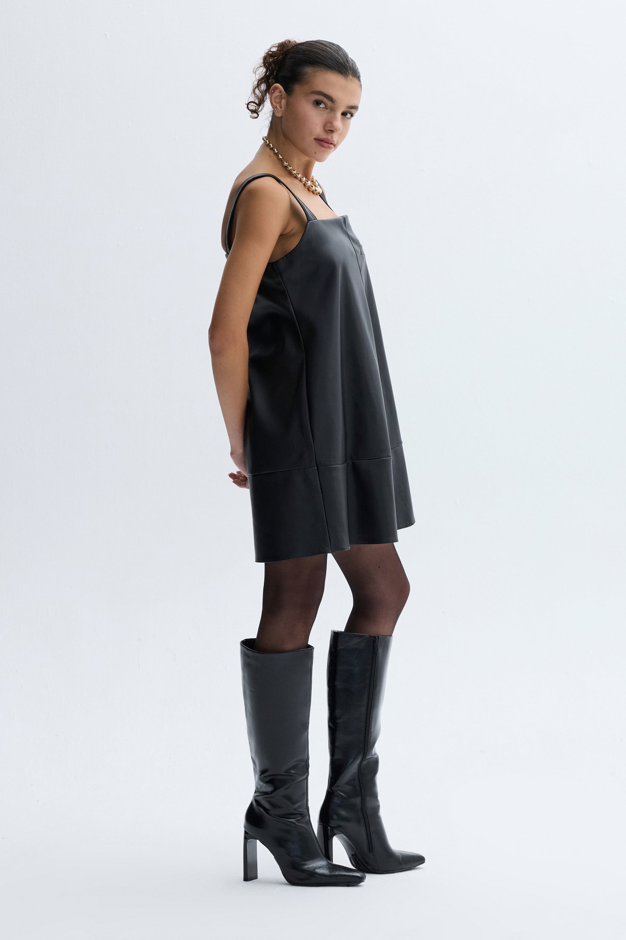 DERİ GÖRÜNÜMLÜ ASKILI MİNİ ELBİSE