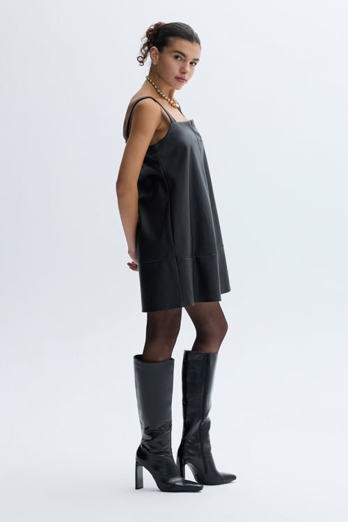 DERİ GÖRÜNÜMLÜ ASKILI MİNİ ELBİSE