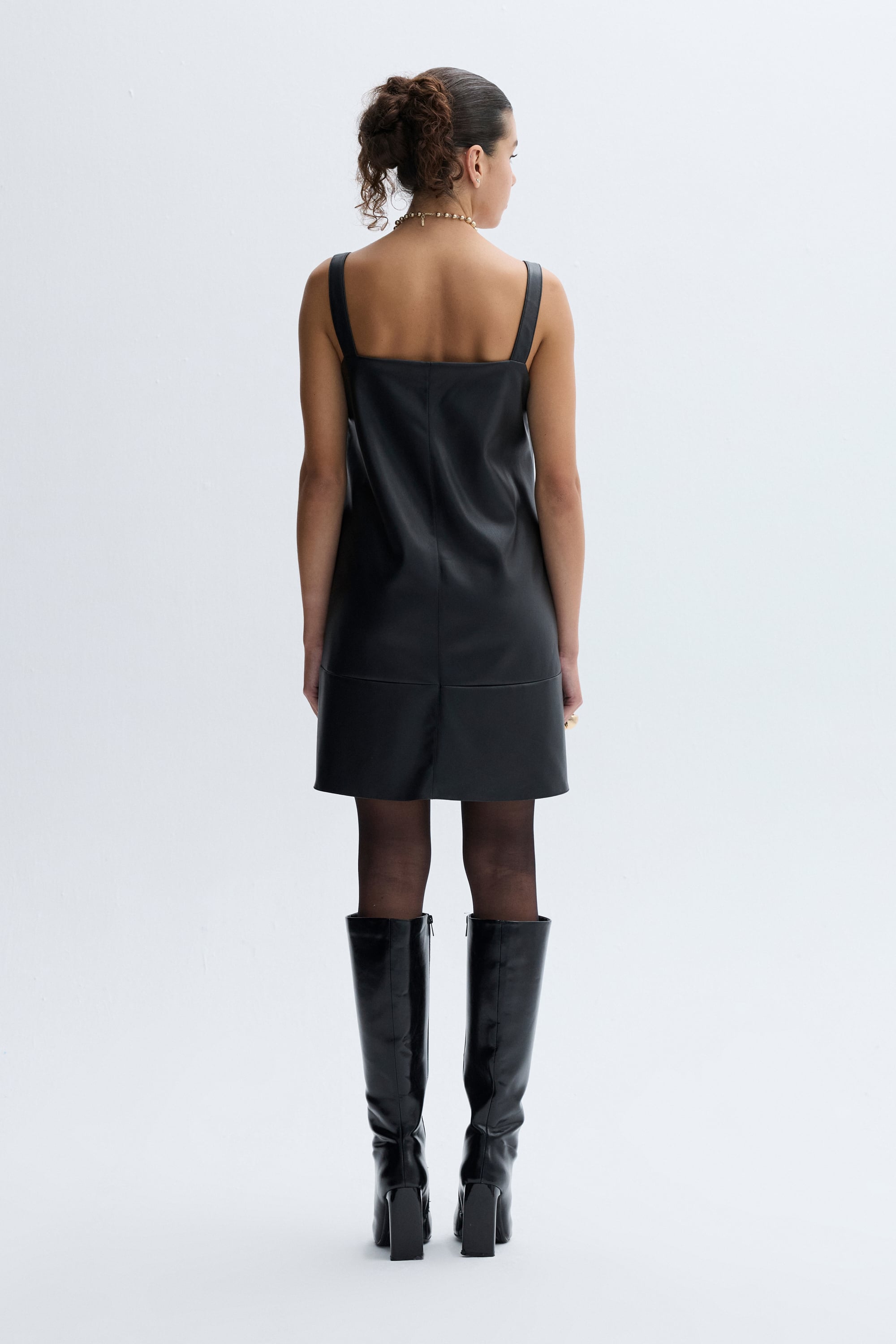 DERİ GÖRÜNÜMLÜ ASKILI MİNİ ELBİSE