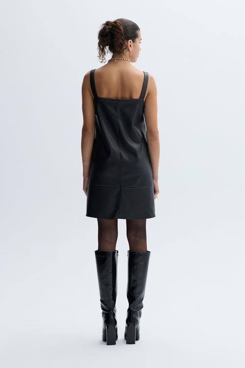 DERİ GÖRÜNÜMLÜ ASKILI MİNİ ELBİSE