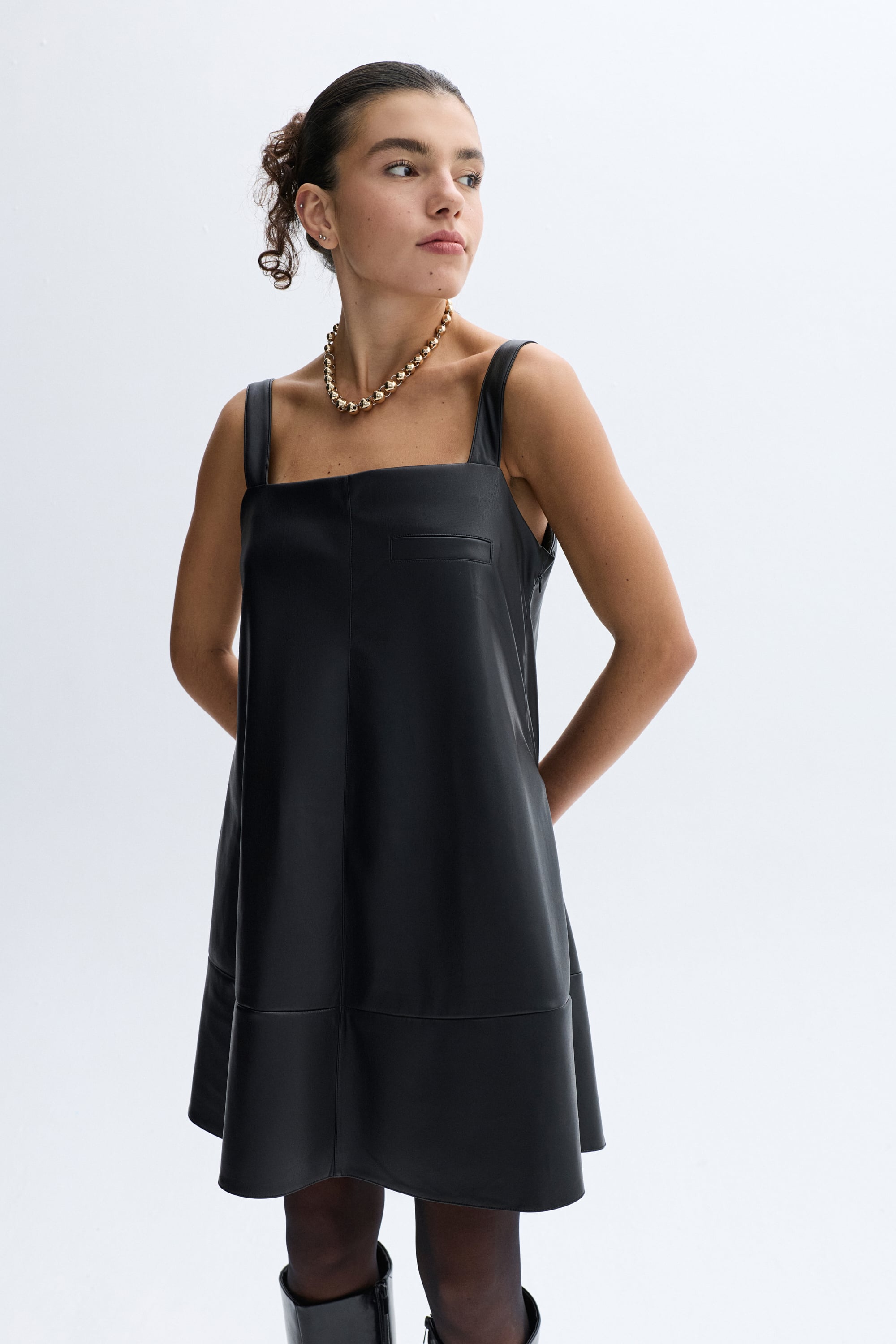 DERİ GÖRÜNÜMLÜ ASKILI MİNİ ELBİSE