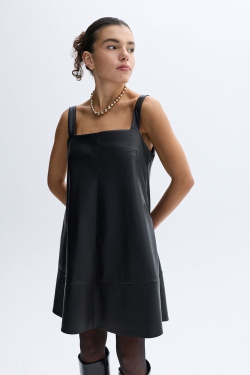 DERİ GÖRÜNÜMLÜ ASKILI MİNİ ELBİSE