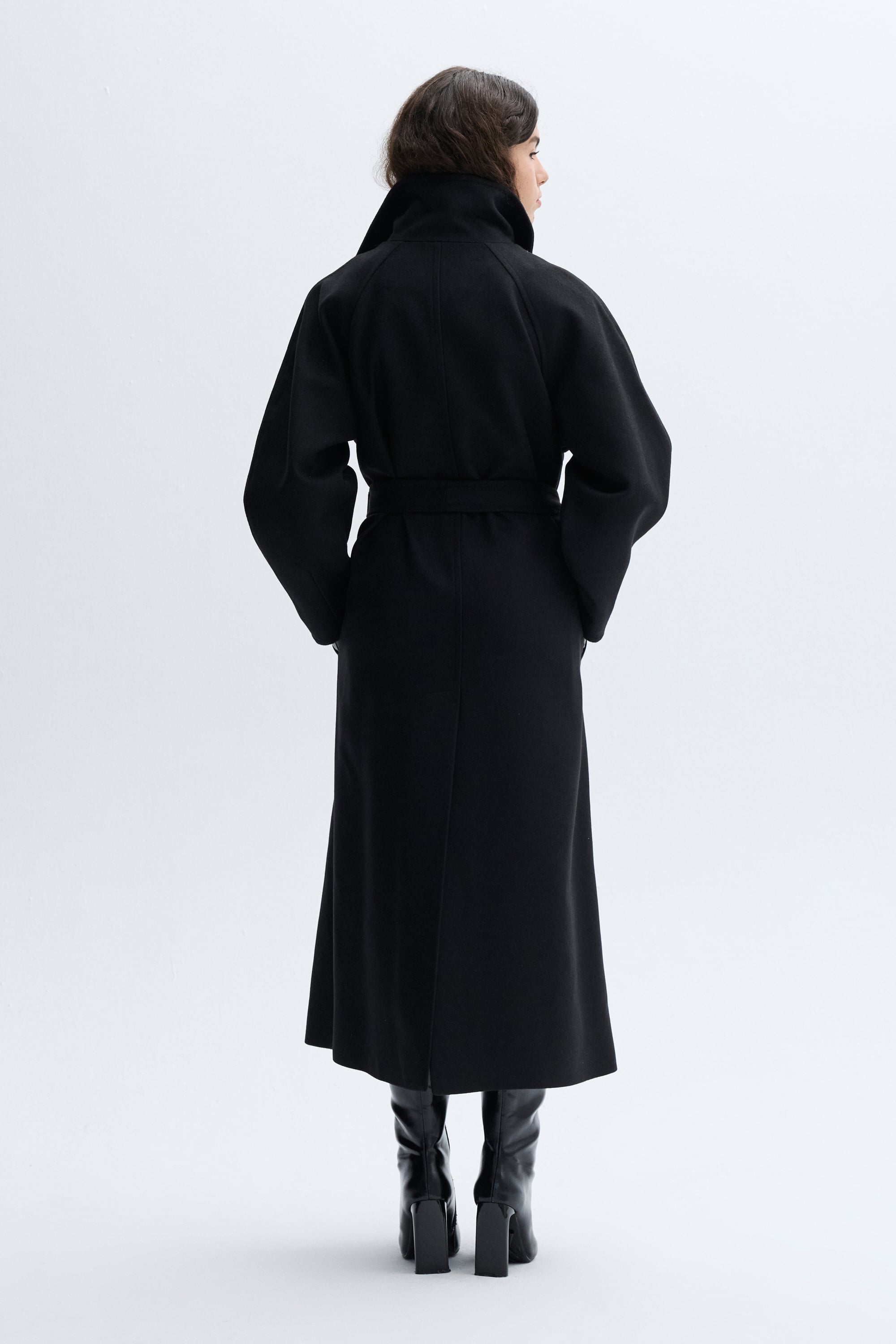 DİK YAKA KUŞAKLI UZUN KAŞE KABAN