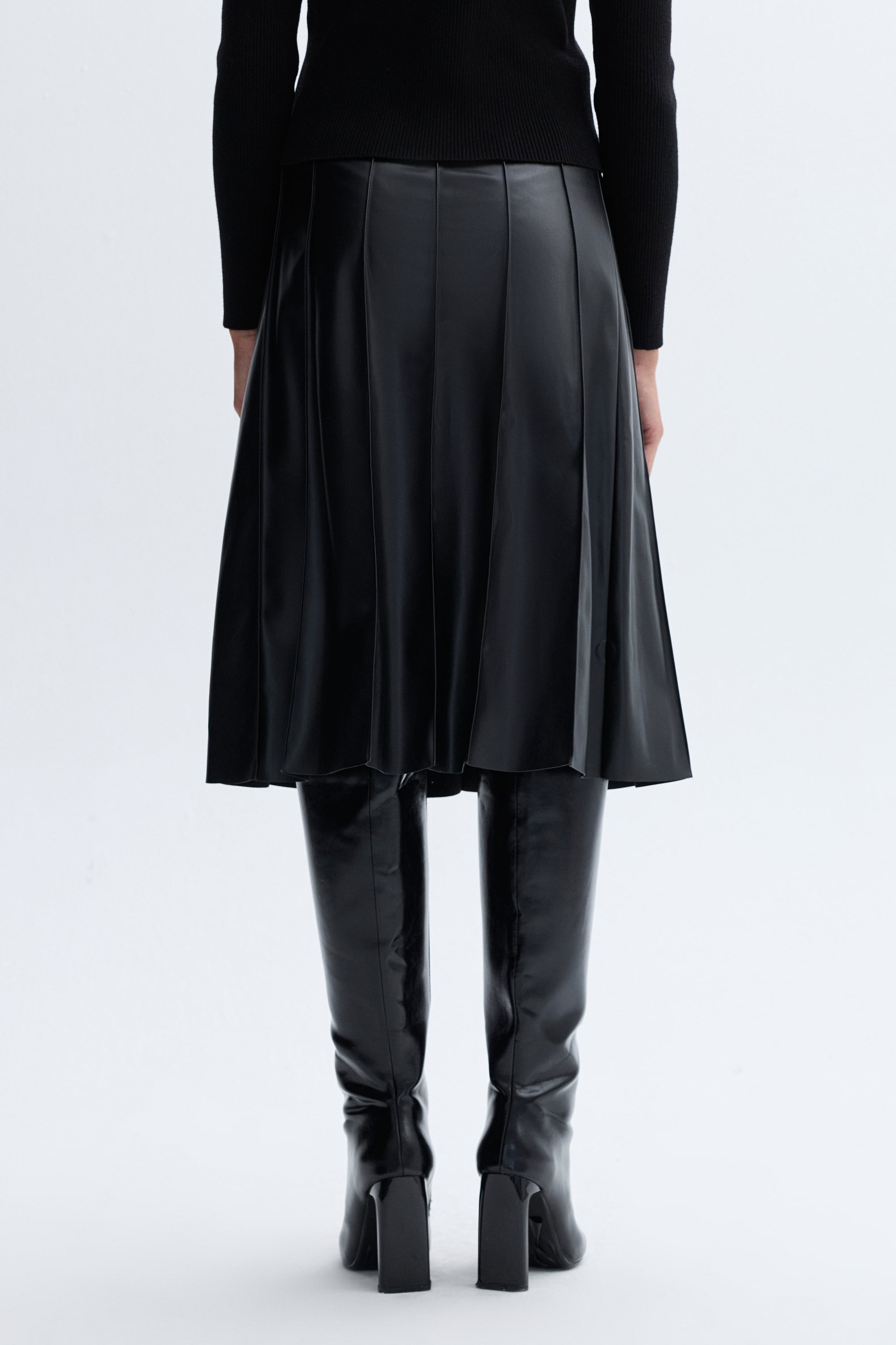 A FORM DERİ GÖRÜNÜMLÜ PİLELİ MİDİ ETEK