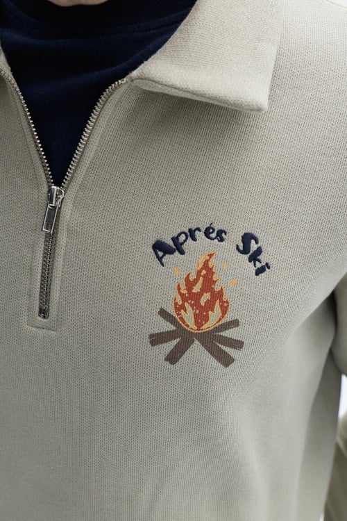 FERMUARLI DİK YAKA NAKIŞLI OVERSIZE SWEATSHIRT