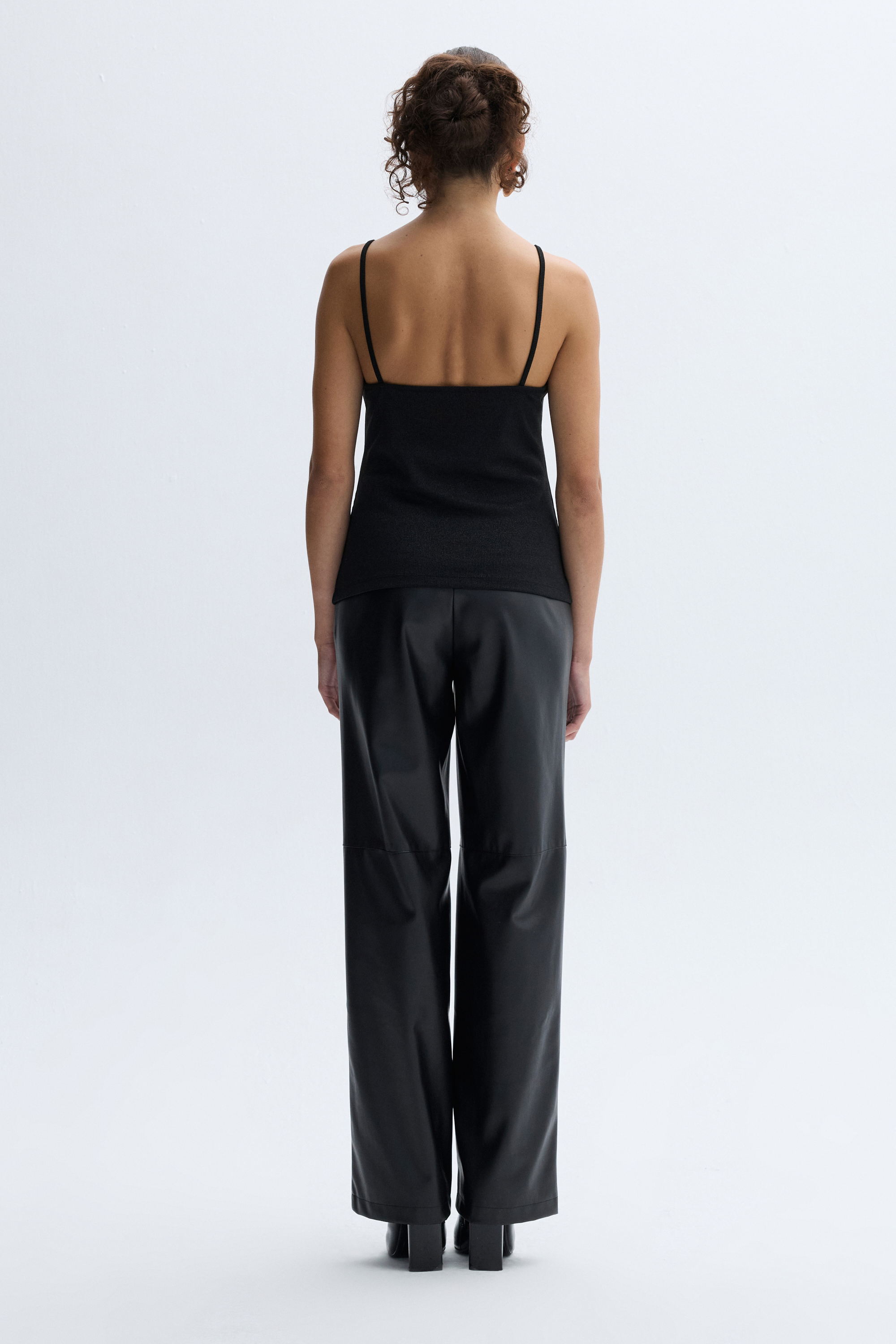 V YAKA DANTELLİ KOLSUZ BLUZ