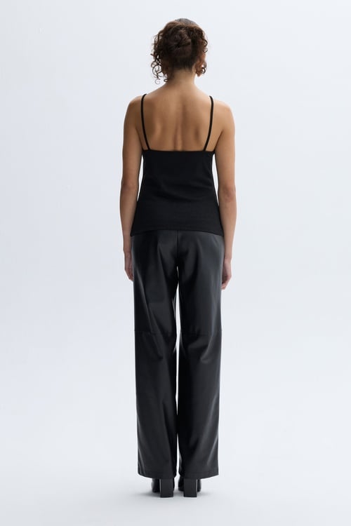 V YAKA DANTELLİ KOLSUZ BLUZ