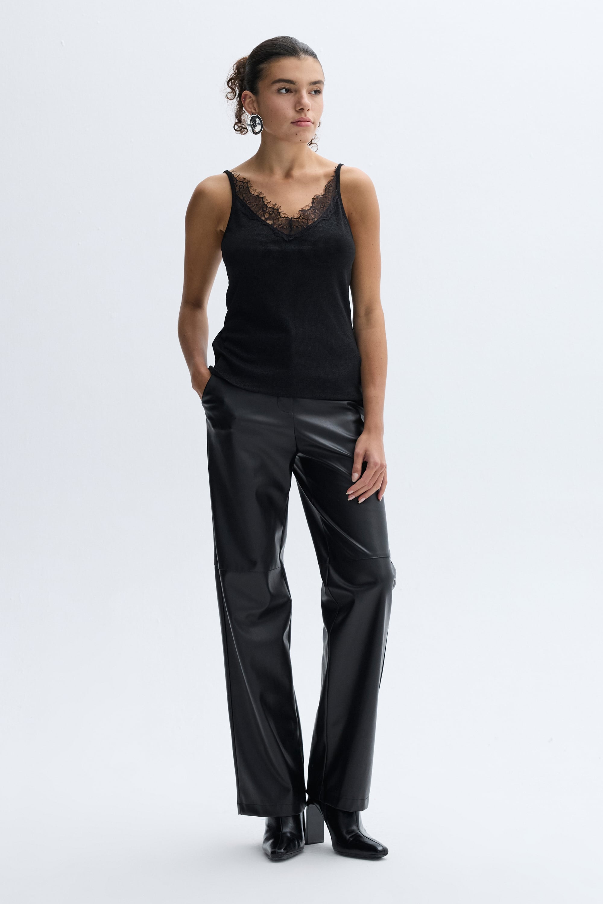 V YAKA DANTELLİ KOLSUZ BLUZ