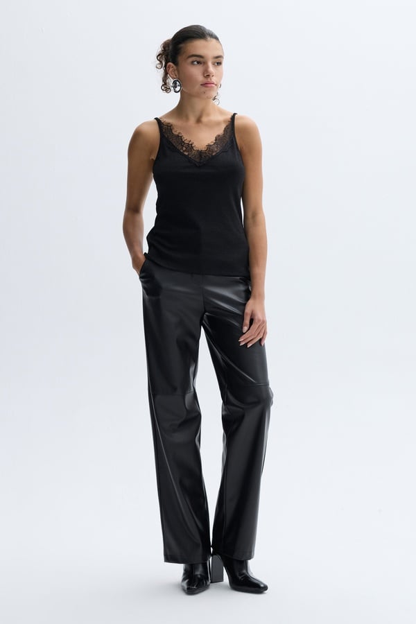 V YAKA DANTELLİ KOLSUZ BLUZ