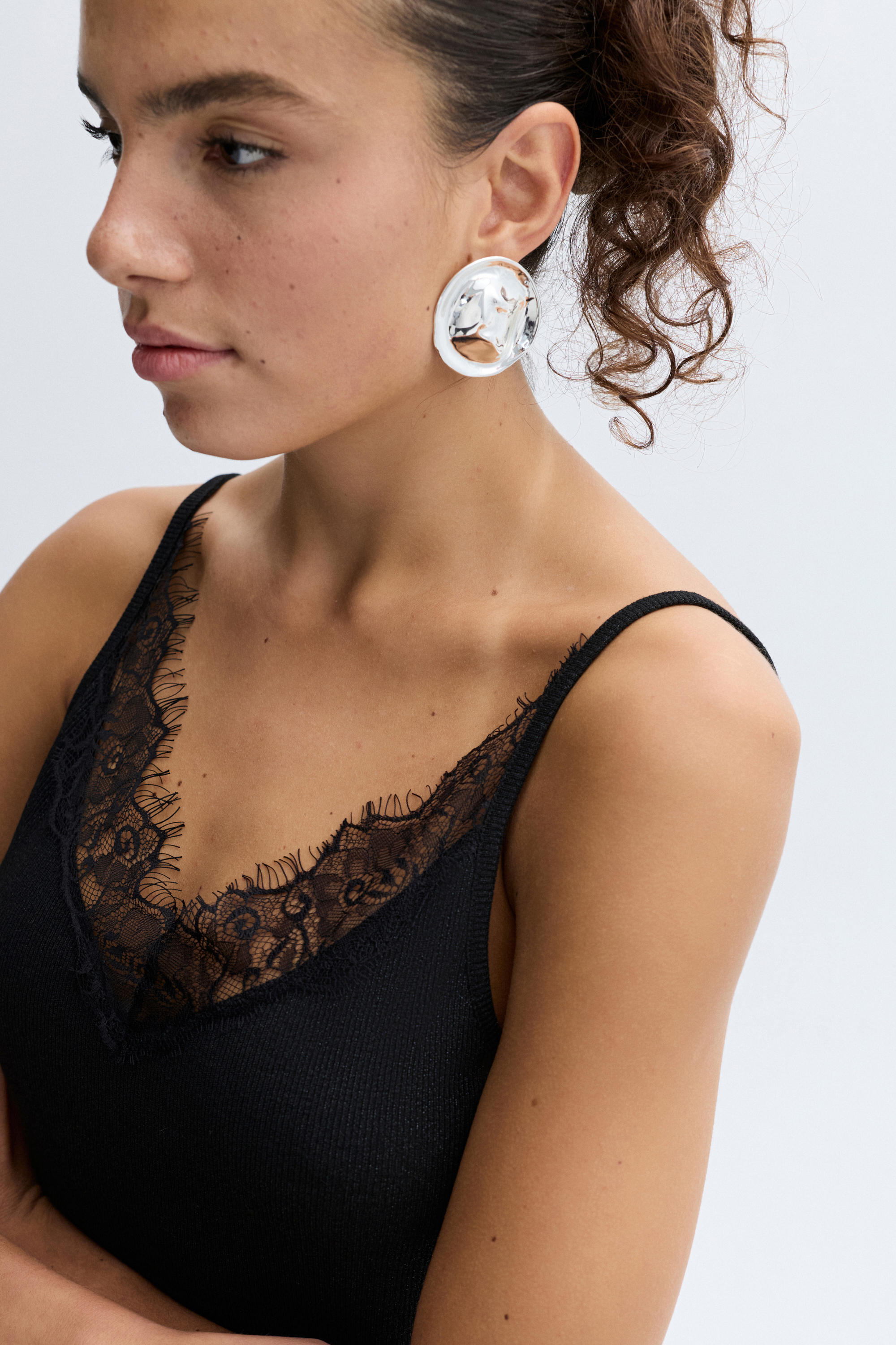 V YAKA DANTELLİ KOLSUZ BLUZ