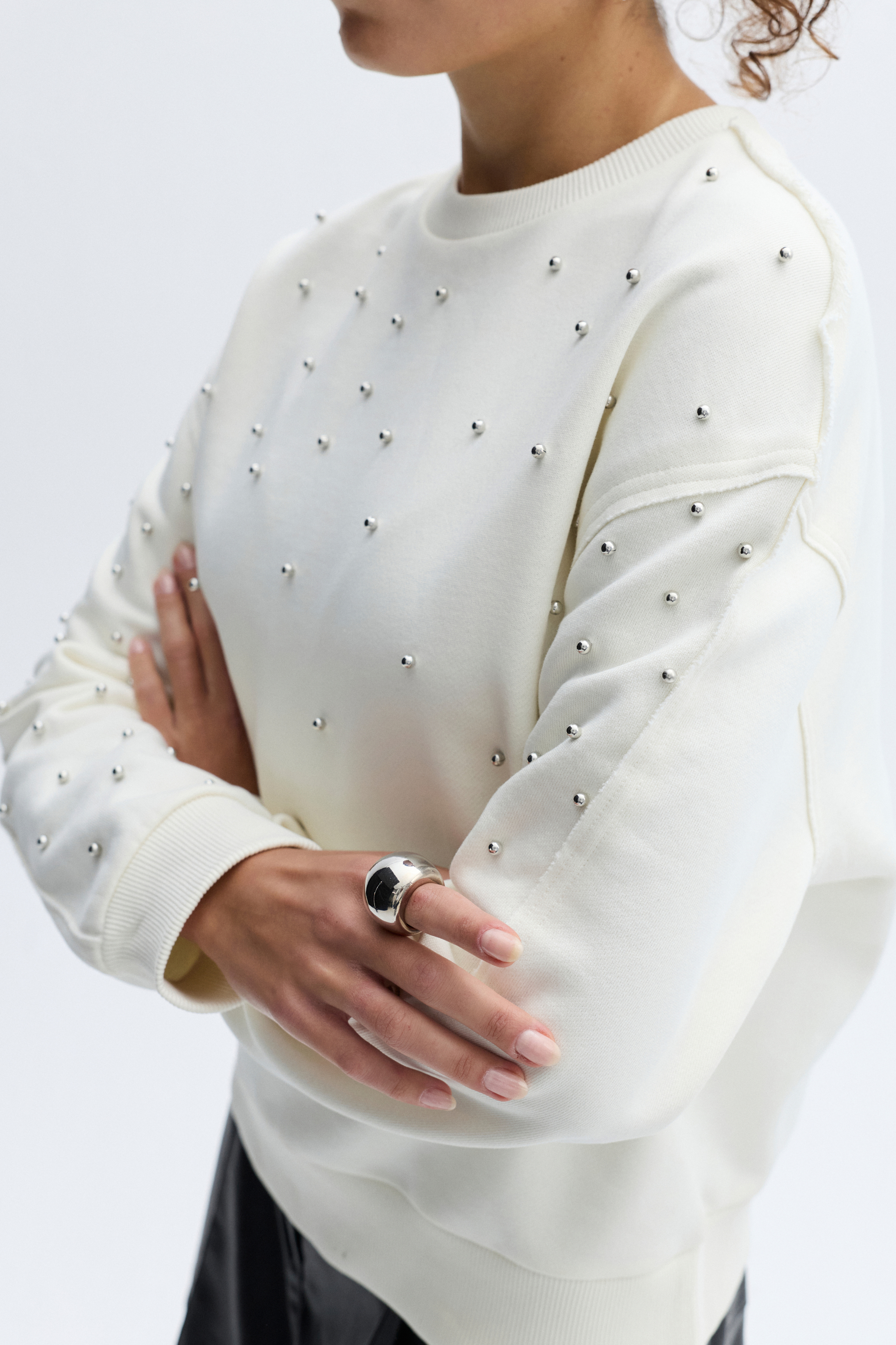 LOOSE FIT BİSİKLET YAKA TAŞLI SWEATSHIRT