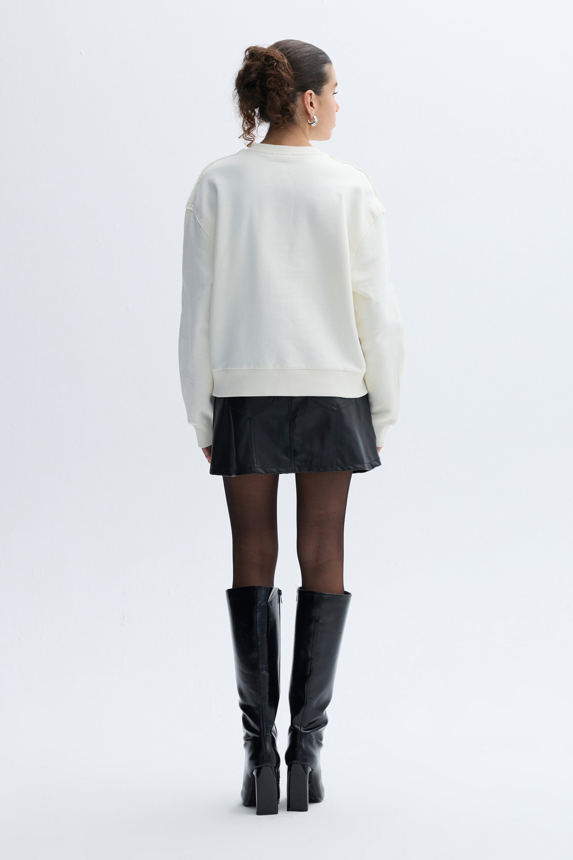 LOOSE FIT BİSİKLET YAKA TAŞLI SWEATSHIRT