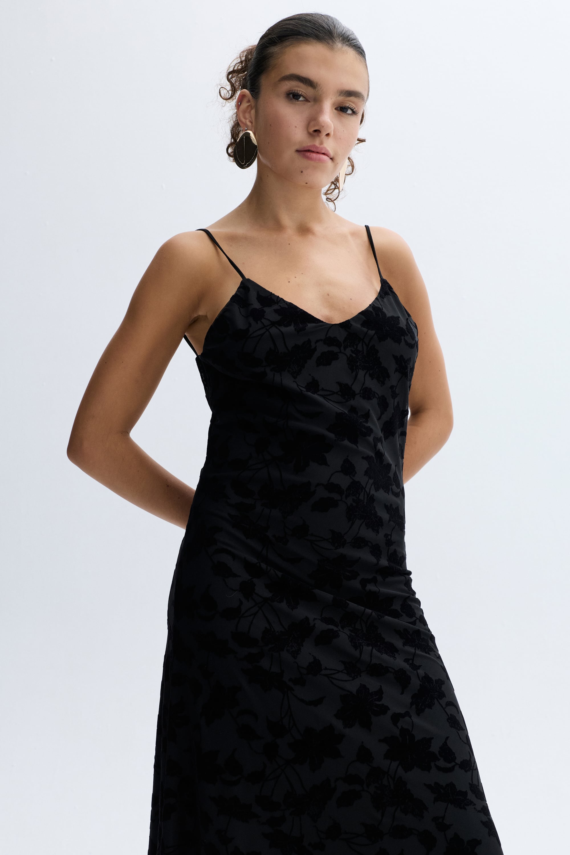 BASKILI KOLSUZ UZUN ELBİSE