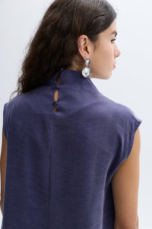  DİK YAKA KOLSUZ BLUZ