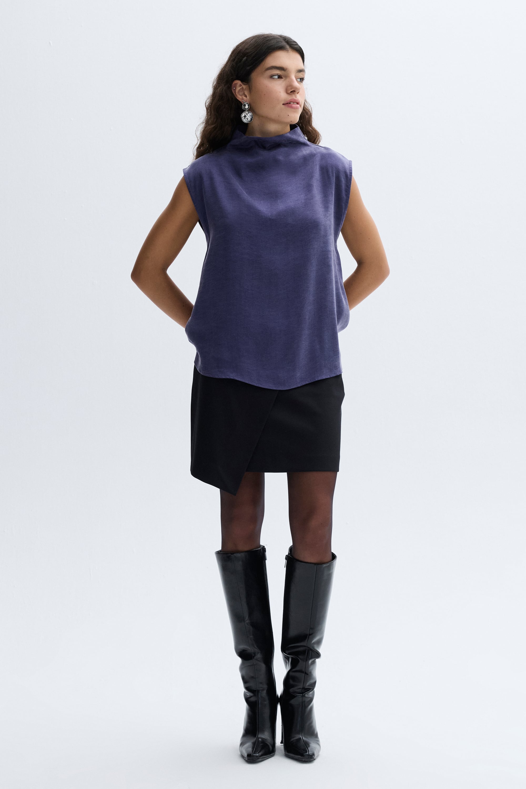 DİK YAKA KOLSUZ BLUZ