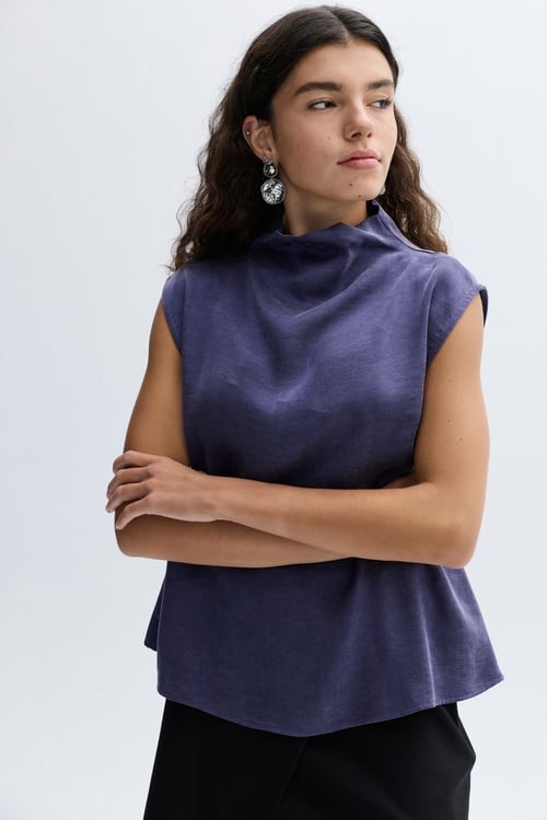 DİK YAKA KOLSUZ BLUZ