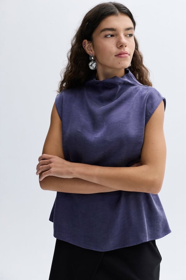 DİK YAKA KOLSUZ BLUZ