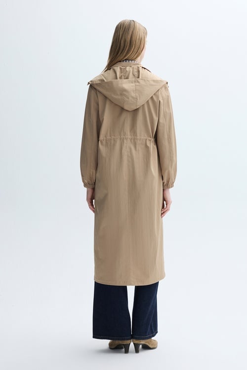 KAPÜŞONLU BELİ BAĞLAMALI UZUN YAĞMURLUK