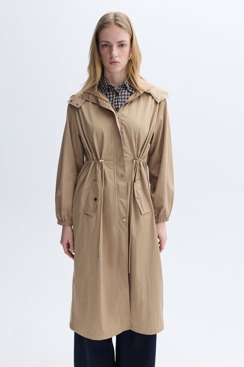 KAPÜŞONLU BELİ BAĞLAMALI UZUN YAĞMURLUK