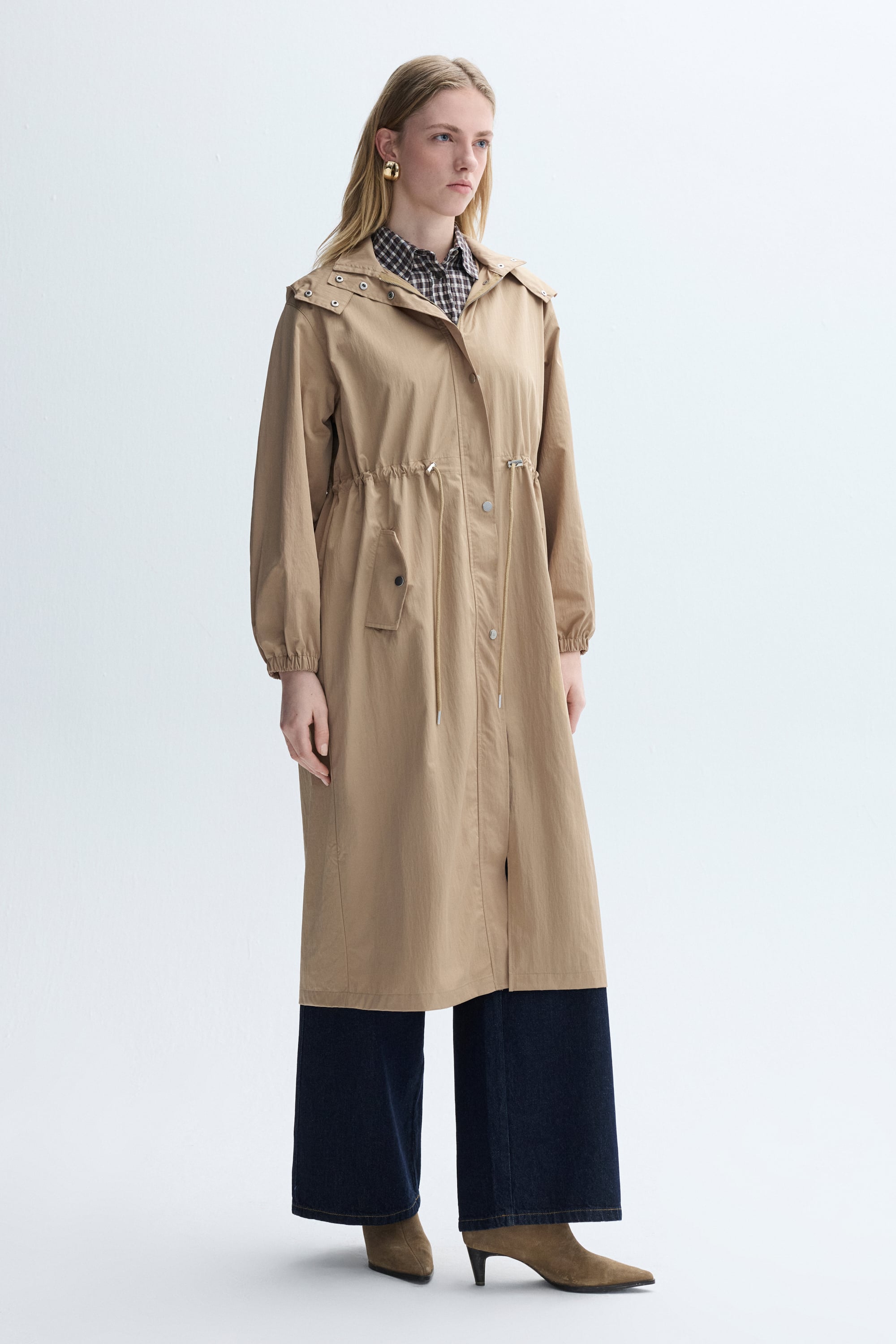 KAPÜŞONLU BELİ BAĞLAMALI UZUN YAĞMURLUK