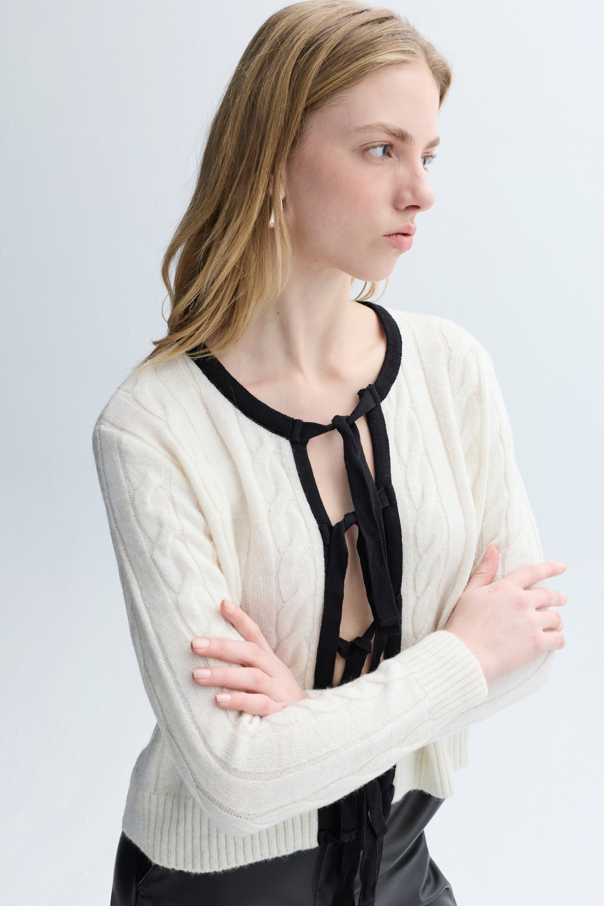 FİYONK BAĞLAMALI ÖRGÜ DESENLİ HIRKA