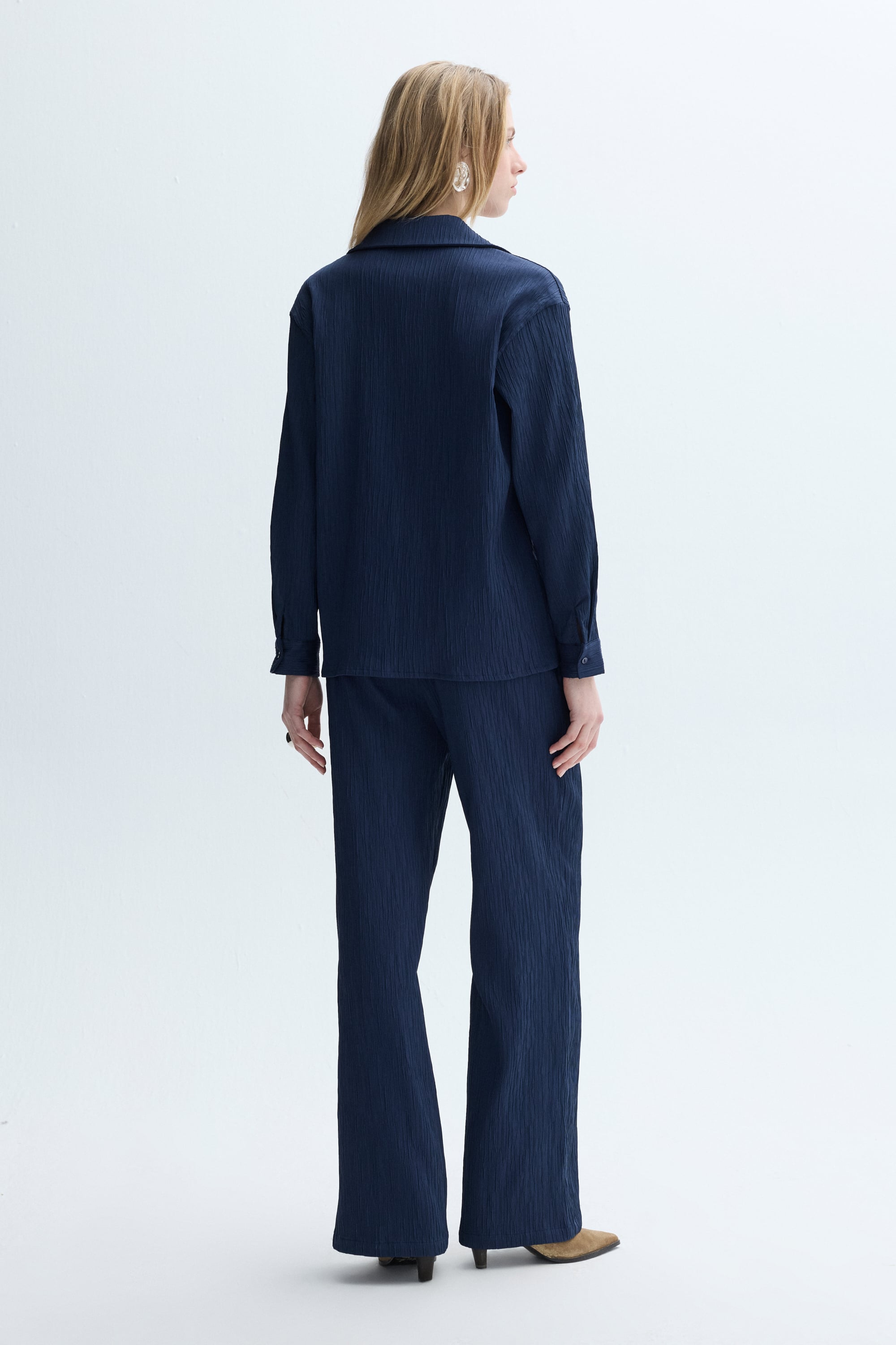 REGULAR FIT DOKULU UZUN KOLLU GÖMLEK