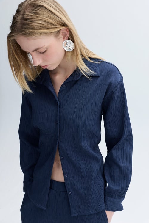 REGULAR FIT DOKULU UZUN KOLLU GÖMLEK