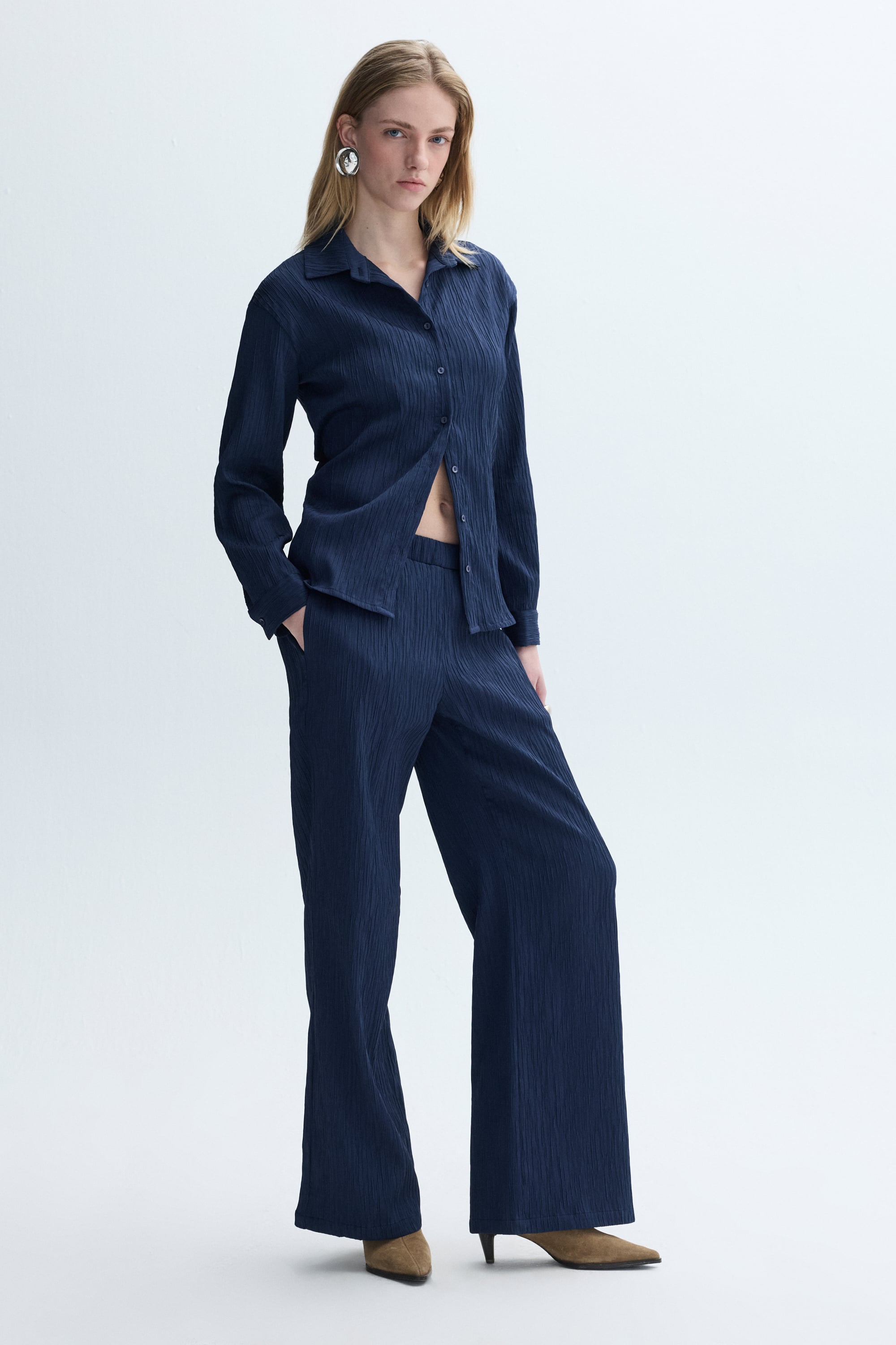 REGULAR FIT DOKULU UZUN KOLLU GÖMLEK