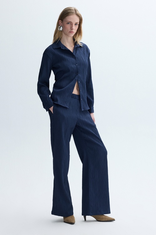 REGULAR FIT DOKULU UZUN KOLLU GÖMLEK