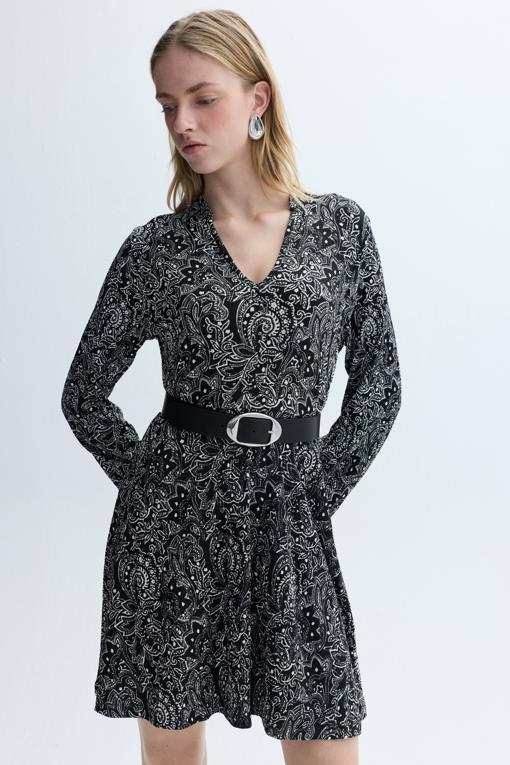 A FORM BASKILI MİNİ ELBİSE