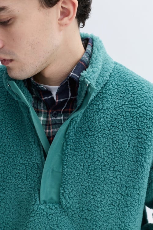 COMFORT FIT DİK YAKA PELÜŞ SWEATSHIRT