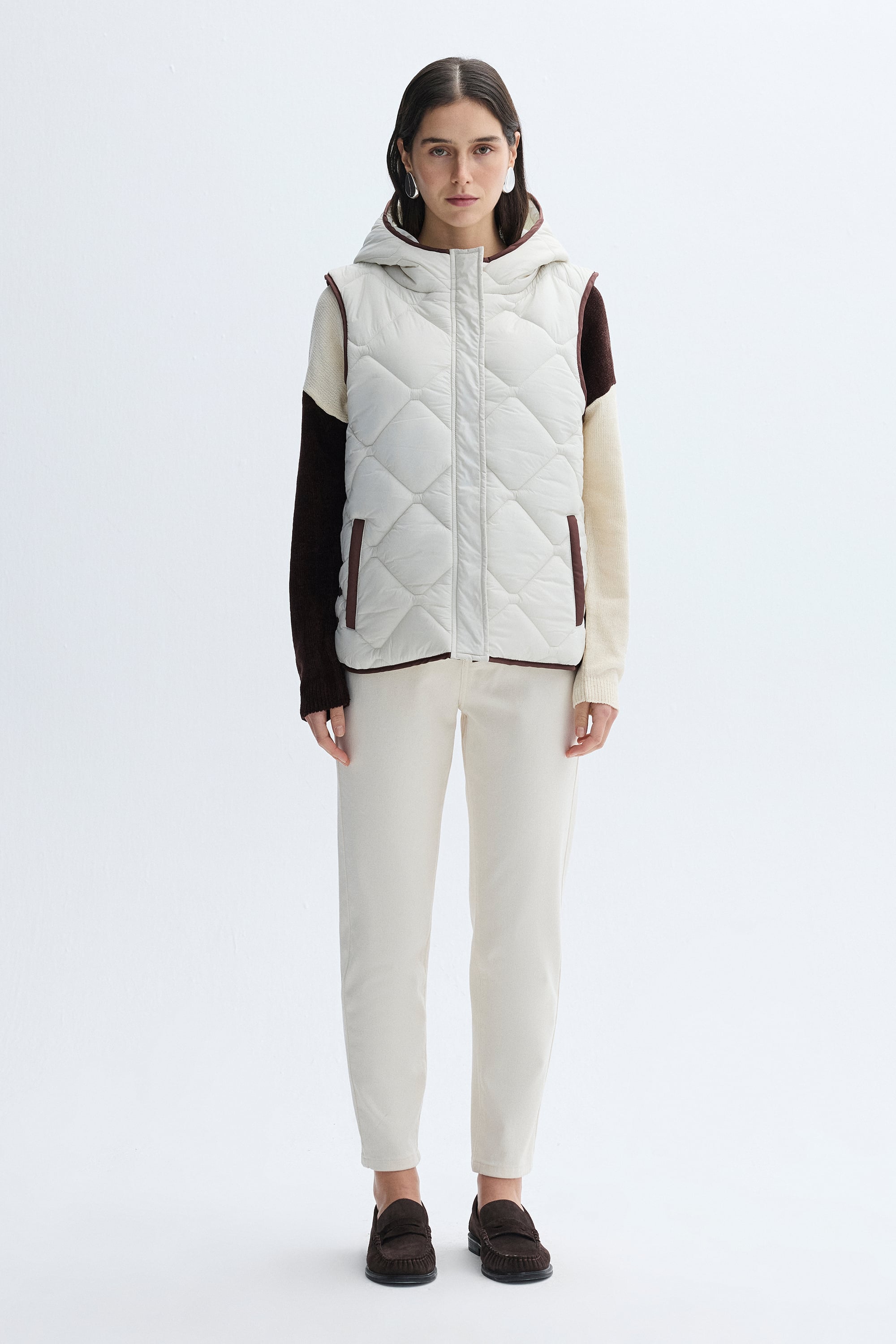 KAPİTONELİ KAPÜŞONLU CROP ŞİŞME YELEK