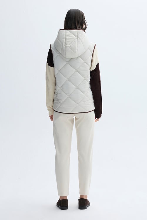 KAPİTONELİ KAPÜŞONLU CROP ŞİŞME YELEK