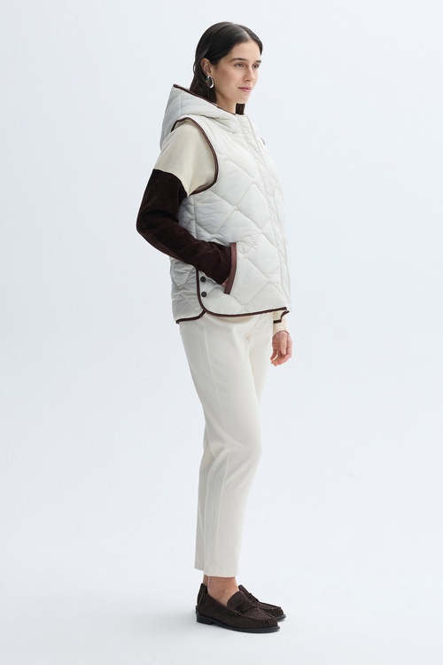 KAPİTONELİ KAPÜŞONLU CROP ŞİŞME YELEK