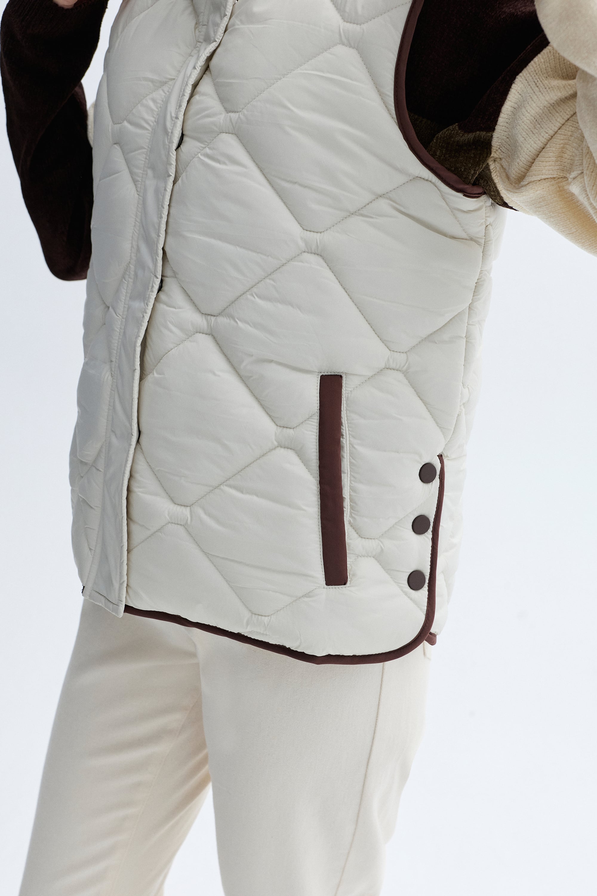 KAPİTONELİ KAPÜŞONLU CROP ŞİŞME YELEK