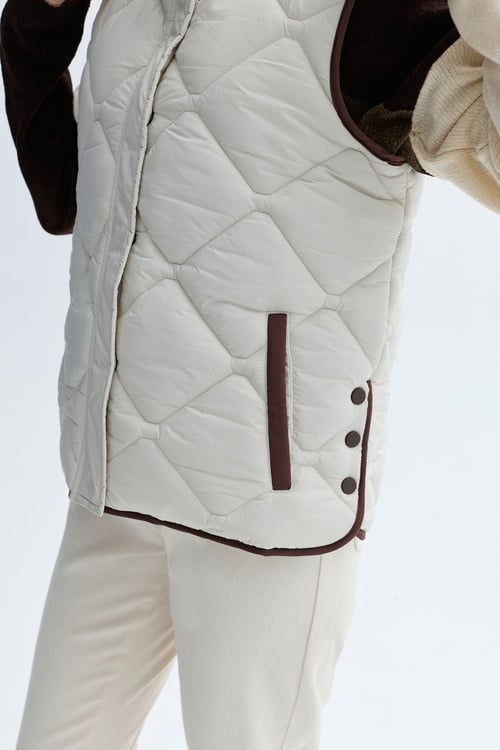 KAPİTONELİ KAPÜŞONLU CROP ŞİŞME YELEK