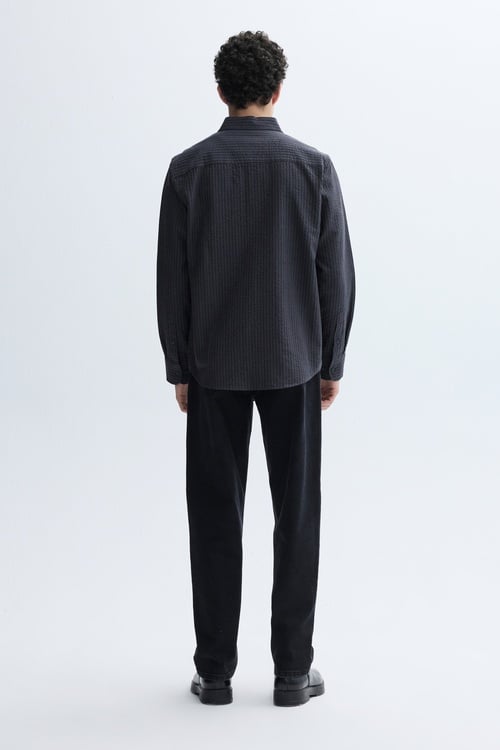 REGULAR FIT DOKULU UZUN KOLLU GÖMLEK