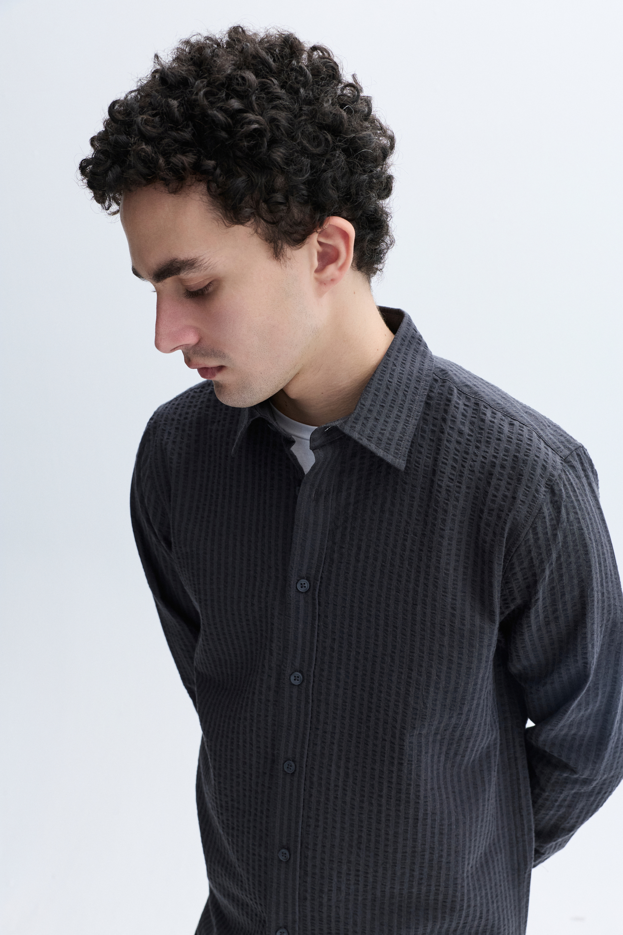 REGULAR FIT DOKULU UZUN KOLLU GÖMLEK