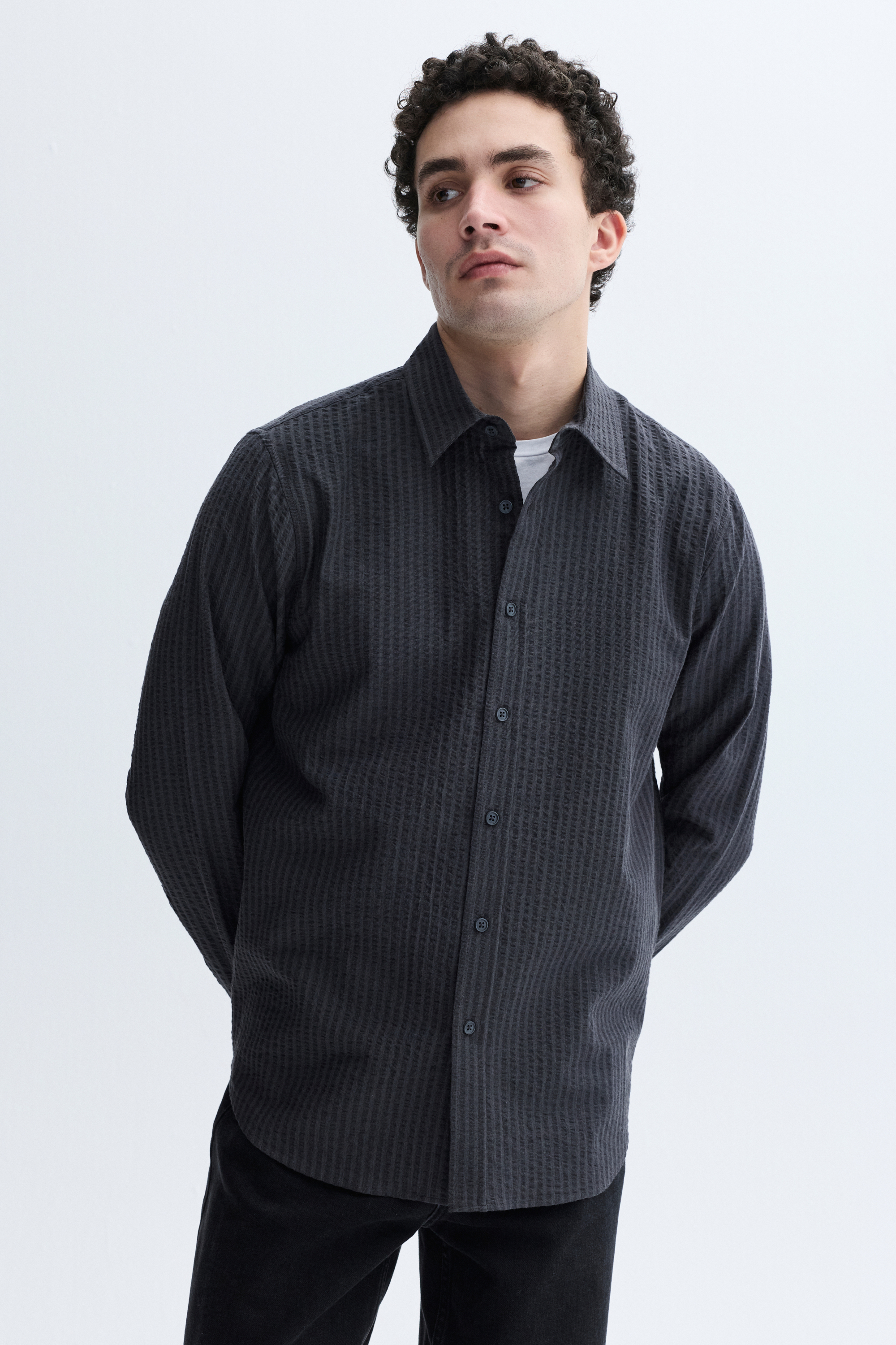 REGULAR FIT DOKULU UZUN KOLLU GÖMLEK