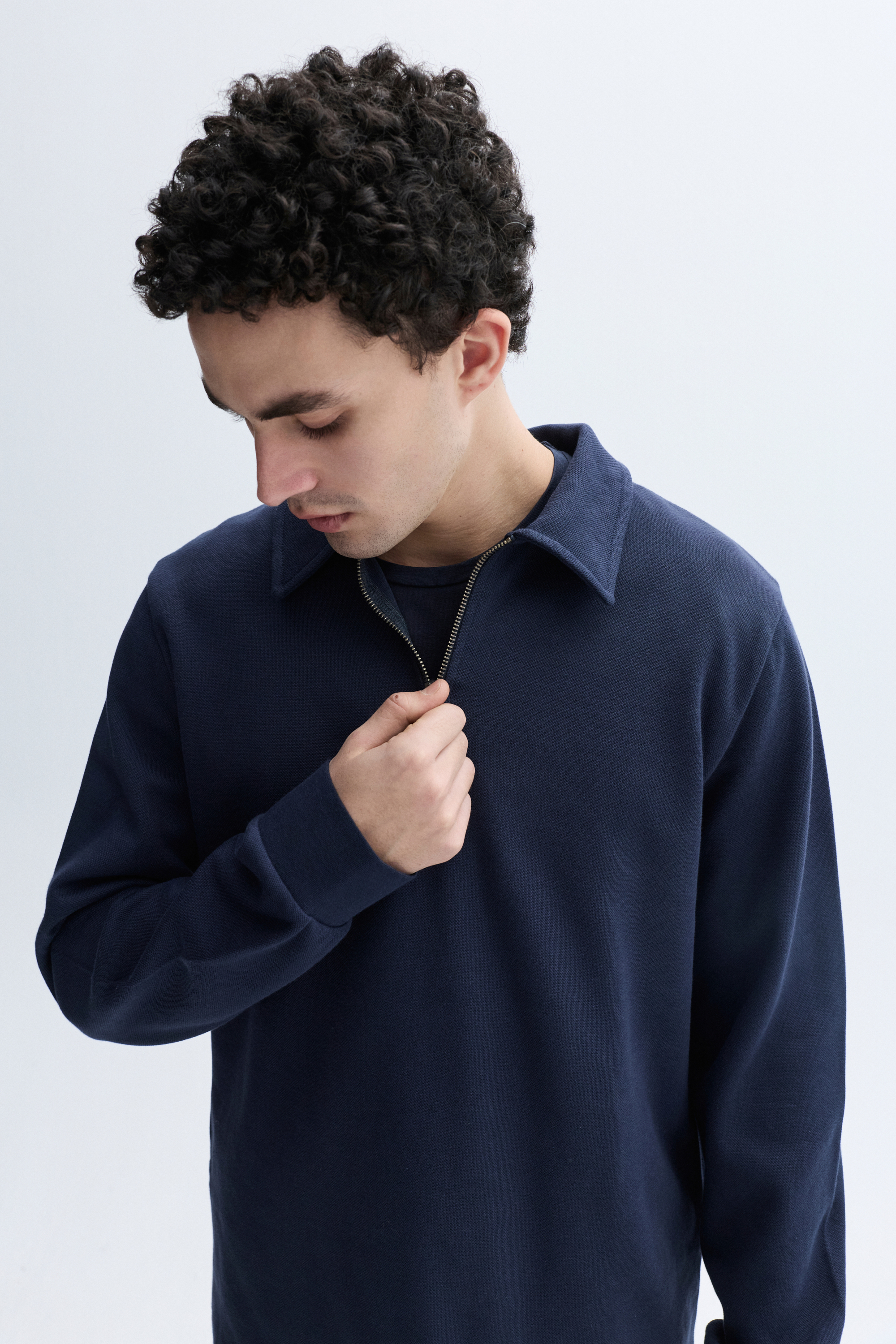 COMFORT FIT FERMUARLI DİK YAKA SWEATSHIRT