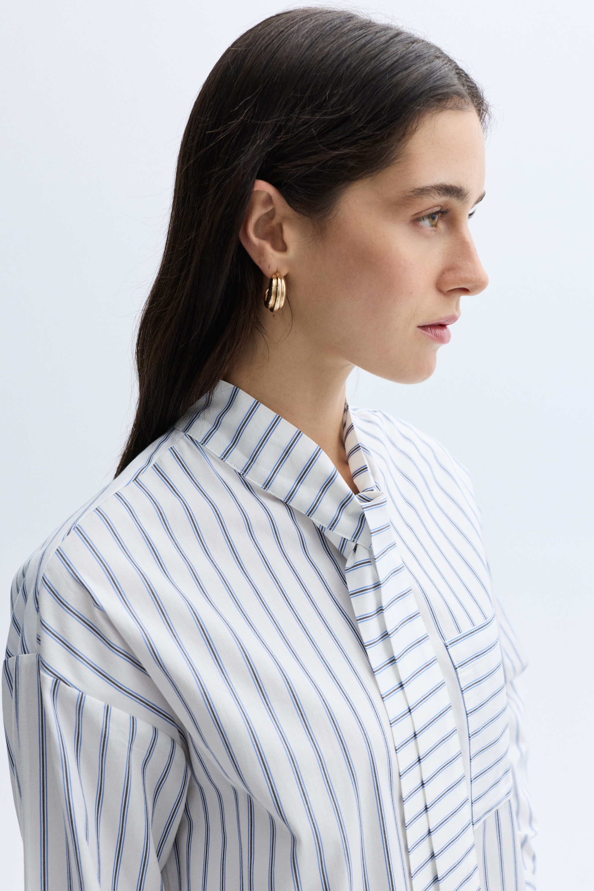 ÇİZGİLİ YAKASI BAĞLAMALI GÖMLEK