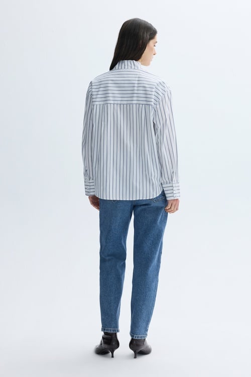 ÇİZGİLİ YAKASI BAĞLAMALI GÖMLEK