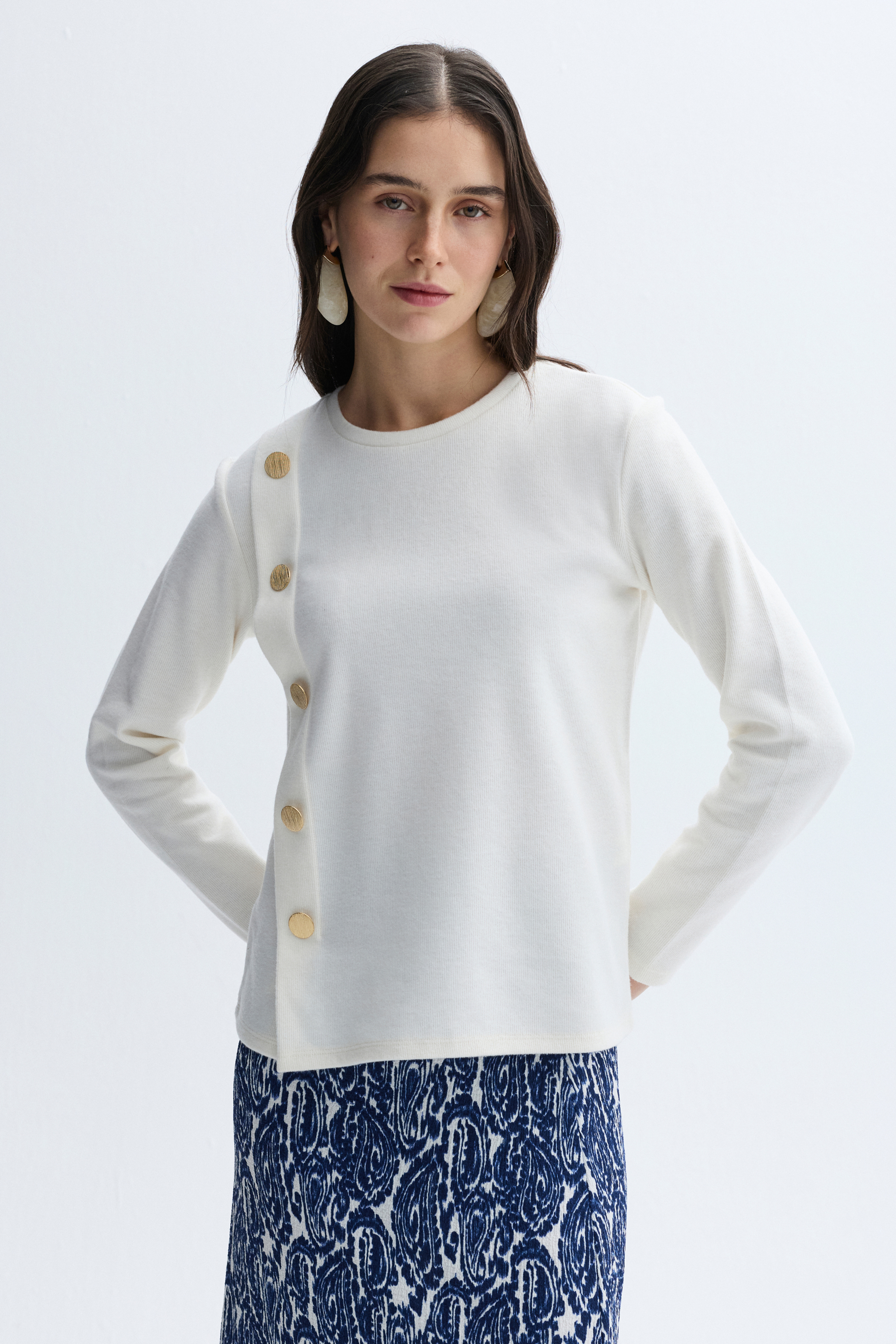 DÜĞME DETAYLI UZUN KOLLU BLUZ