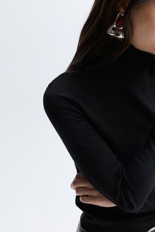 DİK YAKA FITTED UZUN KOLLU T-SHIRT