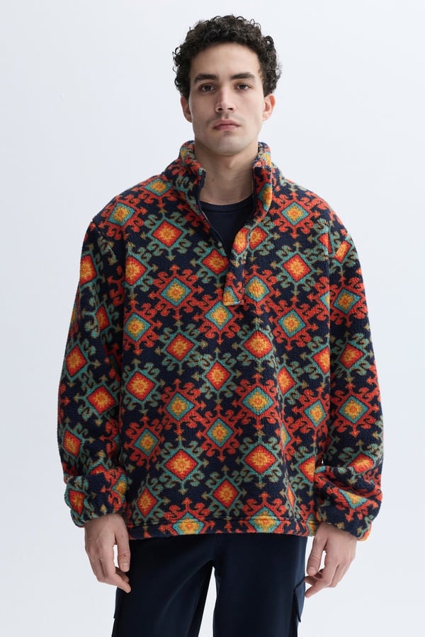 COMFORT FIT BASKILI DİK YAKA PELÜŞ SWEATSHIRT