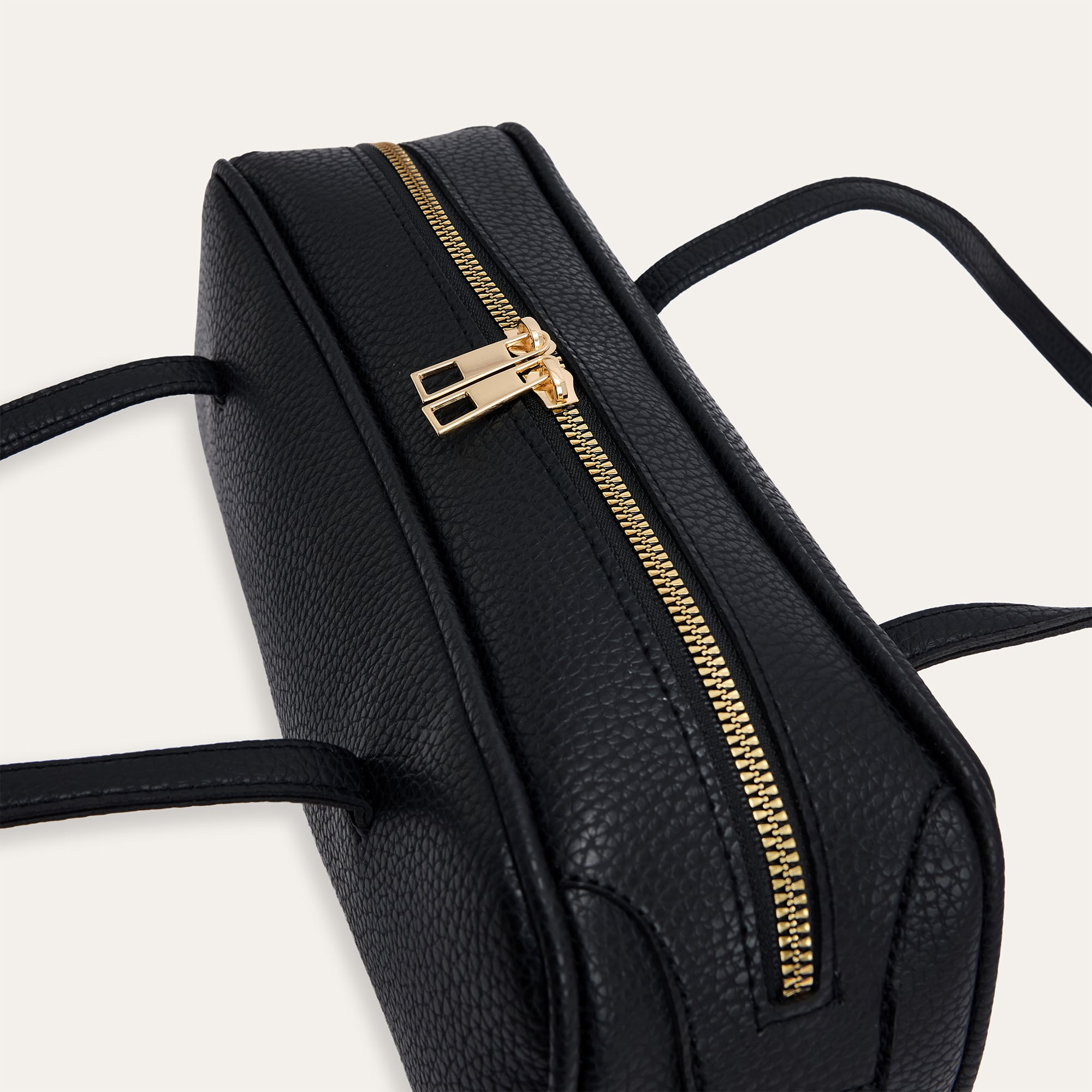 DERİ GÖRÜNÜMLÜ BAGET OMUZ ÇANTASI