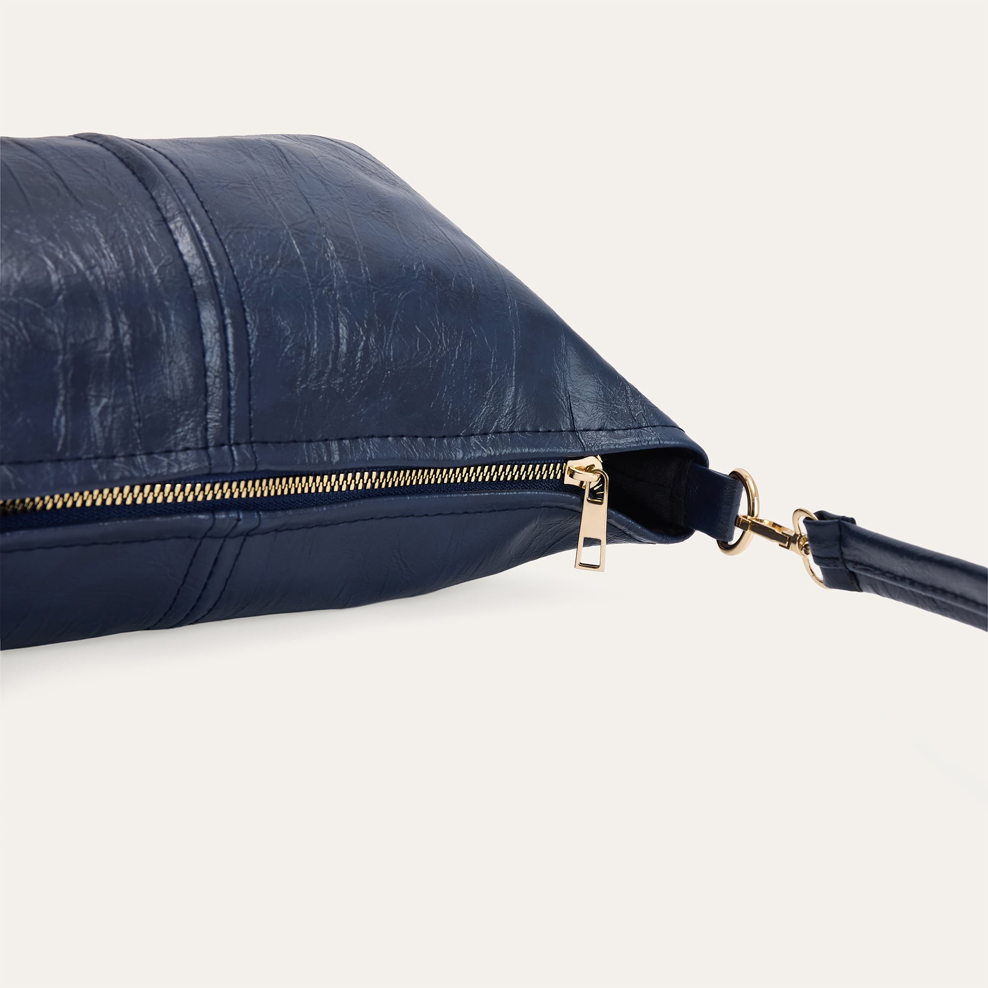 KIRIŞIK DERİ GÖRÜNÜMLÜ OMUZ ÇANTASI